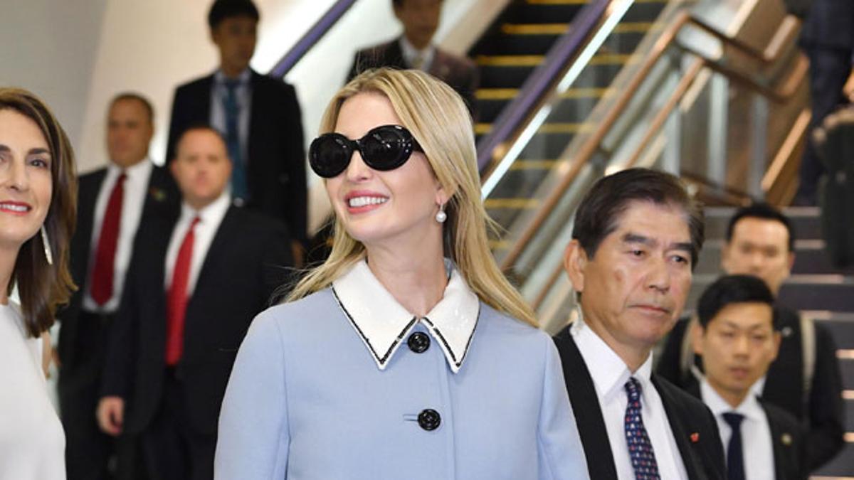 Ivanka Trump con bailarinas de lazo y terciopelo de Zara