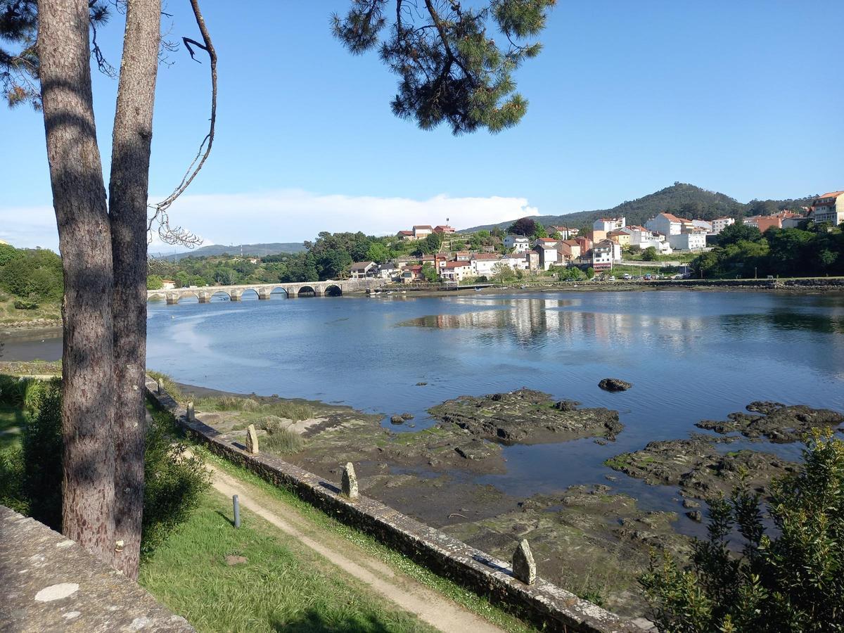 El río Verdugo, con el puente de Ponte Sampaio al fondo, un lugar ideal para ver aves.