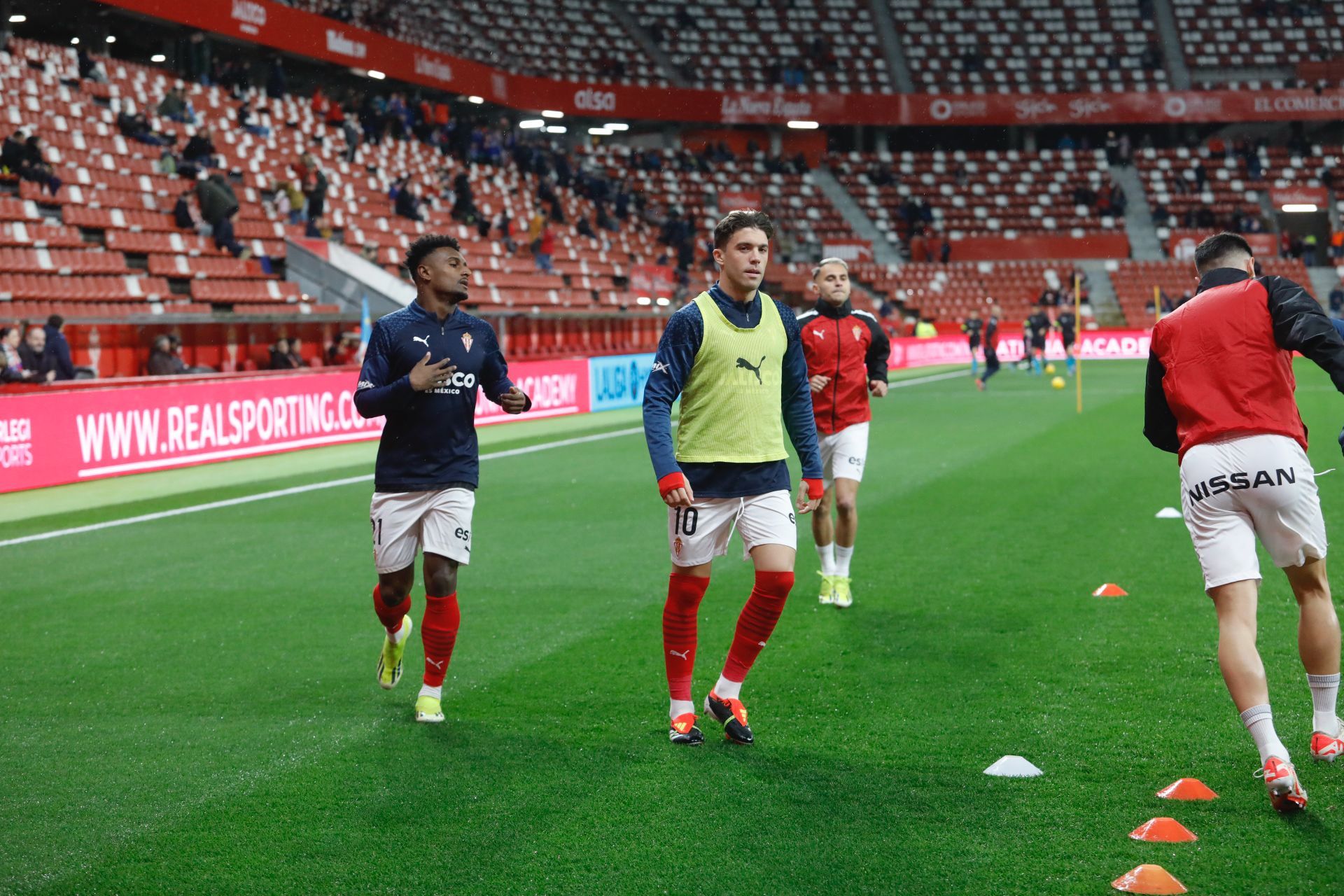 EN IMÁGENES: Partido y ambiente del Sporting-Albacete en El Molinón