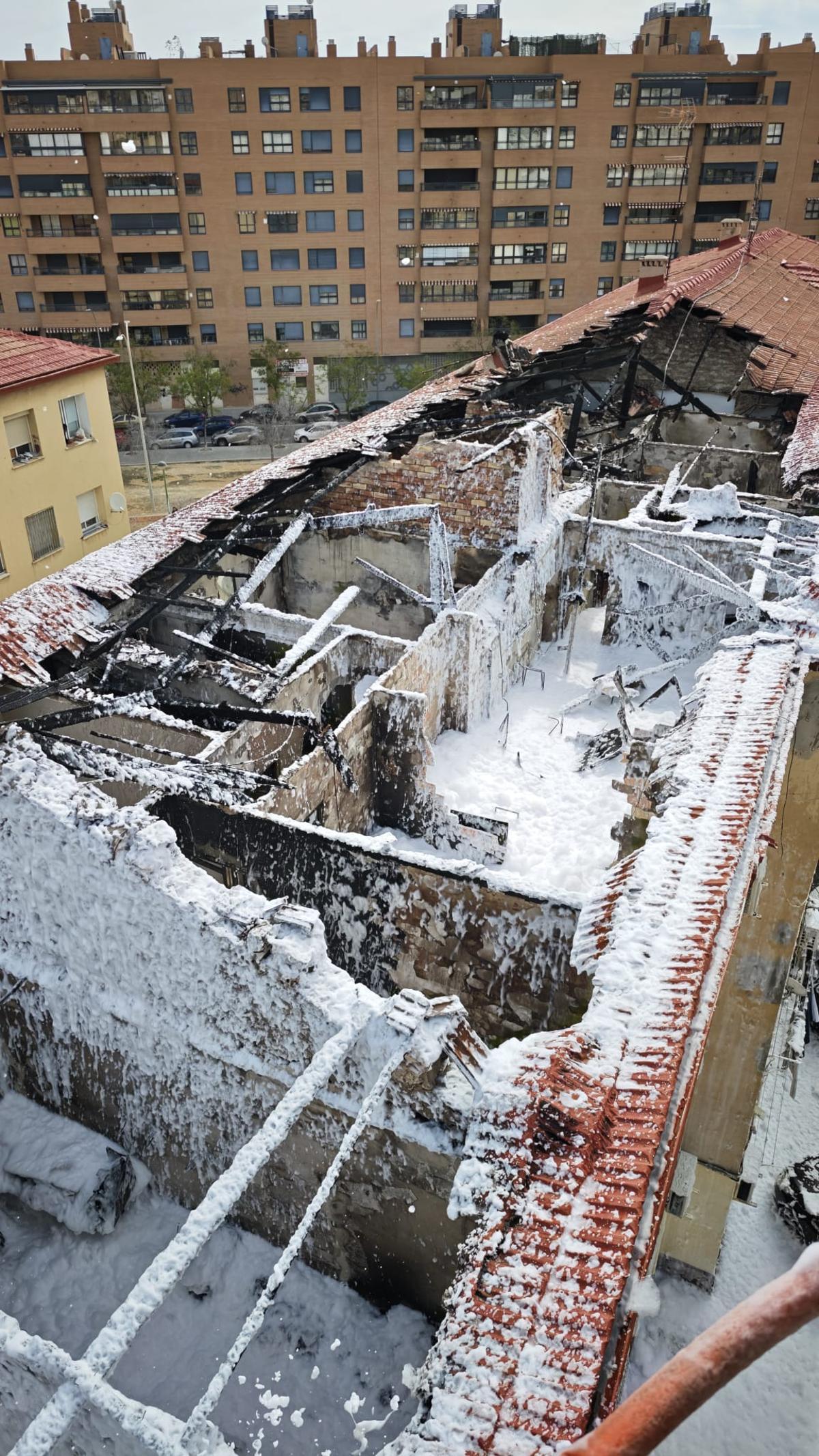 El incendio en la vivienda de Miguel Hernández ha causado el derrumbe de los techos.