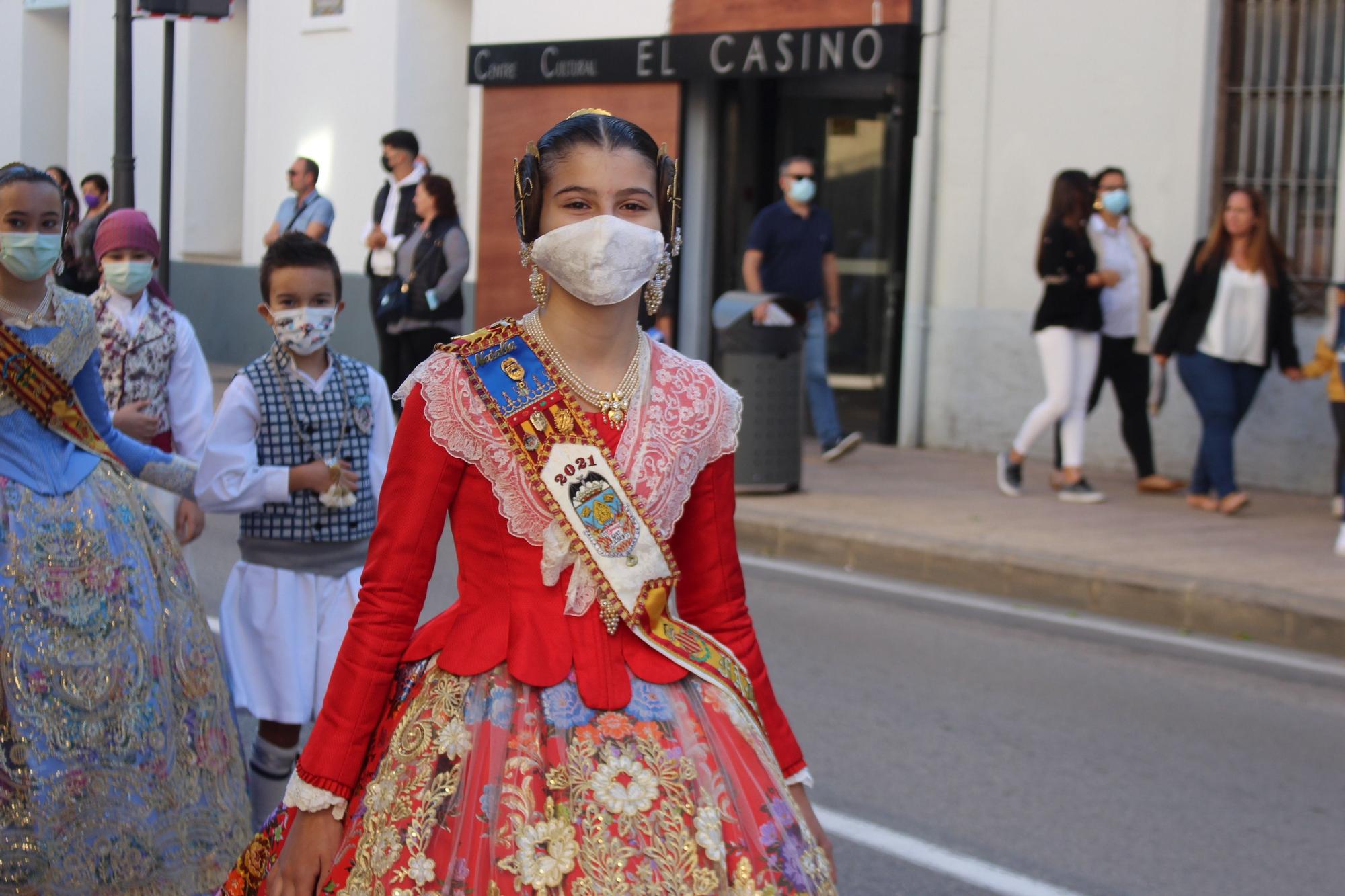 Carmen, Nerea y las cortes acompañan a las fallas de Quart y Xirivella en la procesión de la Senyera