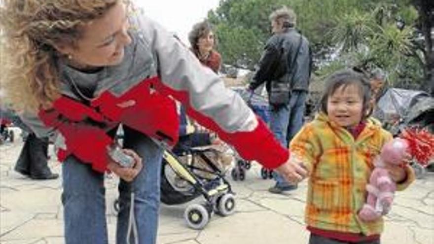 Las solicitudes para adoptar un niño caen un 32% en un año en Castellón