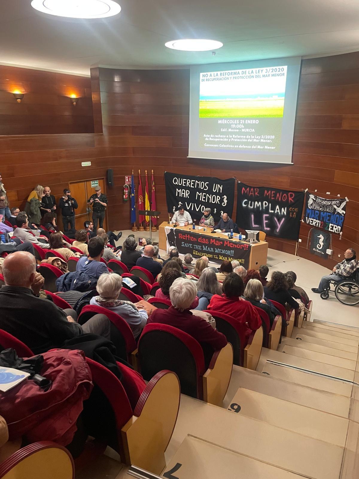 El acto de protesta contra la modificación de la Ley del Mar Menor se celebró este miércoles en el Edificio Moneo de Murcia.