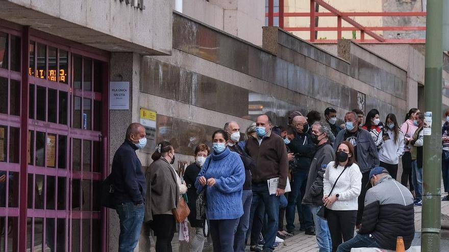 Cabreo e indignación en las colas de la Seguridad Social: "Juegan con el dinero y con el tiempo de la gente"