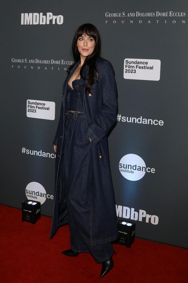 Dakota Jonhson con total look denim en el photocall del Sundance