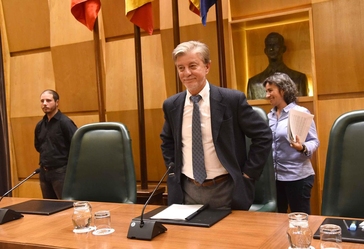 Pedro Santisteve, en el año 2016 antes de comenzar su primer debate del estado de la ciudad tras alcanzar la Alcaldía.