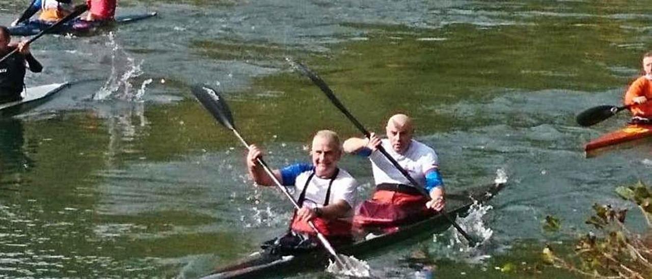 En la imagen de la izquierda, Maxi Llamedo celebra haber completado la hazaña, con Juan Carlos Sierra detrás. En la foto de la derecha, el K-2 de Llamedo durante el recorrido.