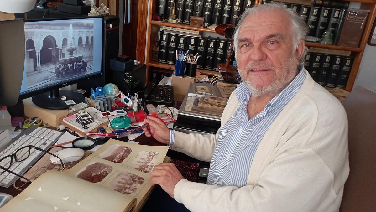 Juan Antonio Fernández Rivero, en su casa de Málaga esta semana, con el álbum original adquirido en París.