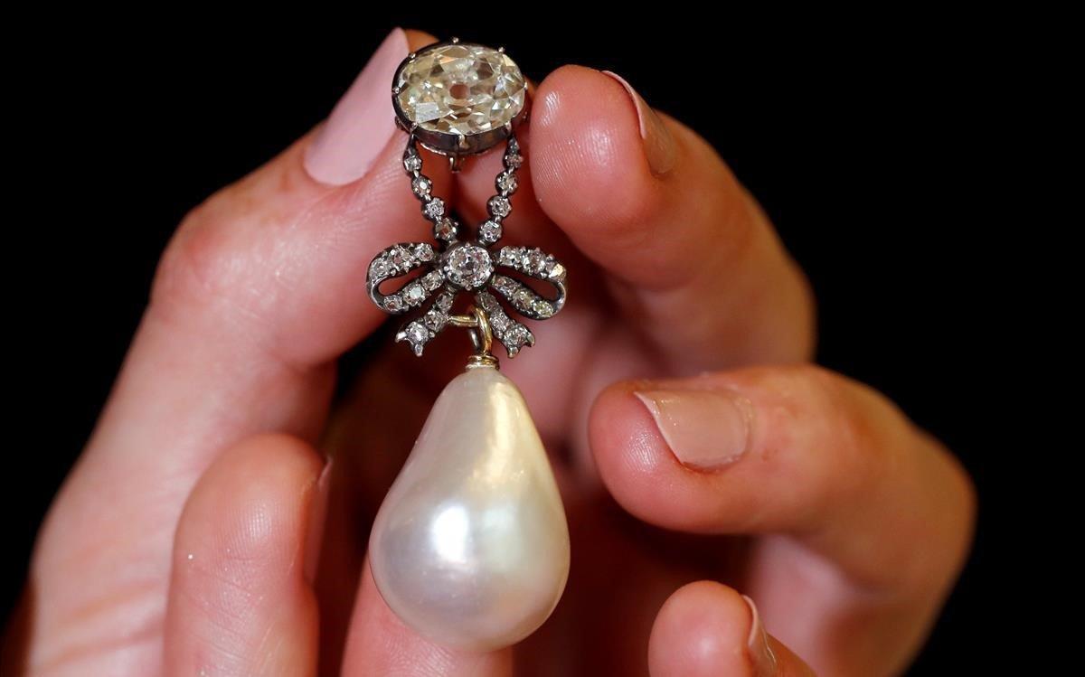 lmmarco45897183 file photo  a natural pearl and diamond pendant once owned b181115132826