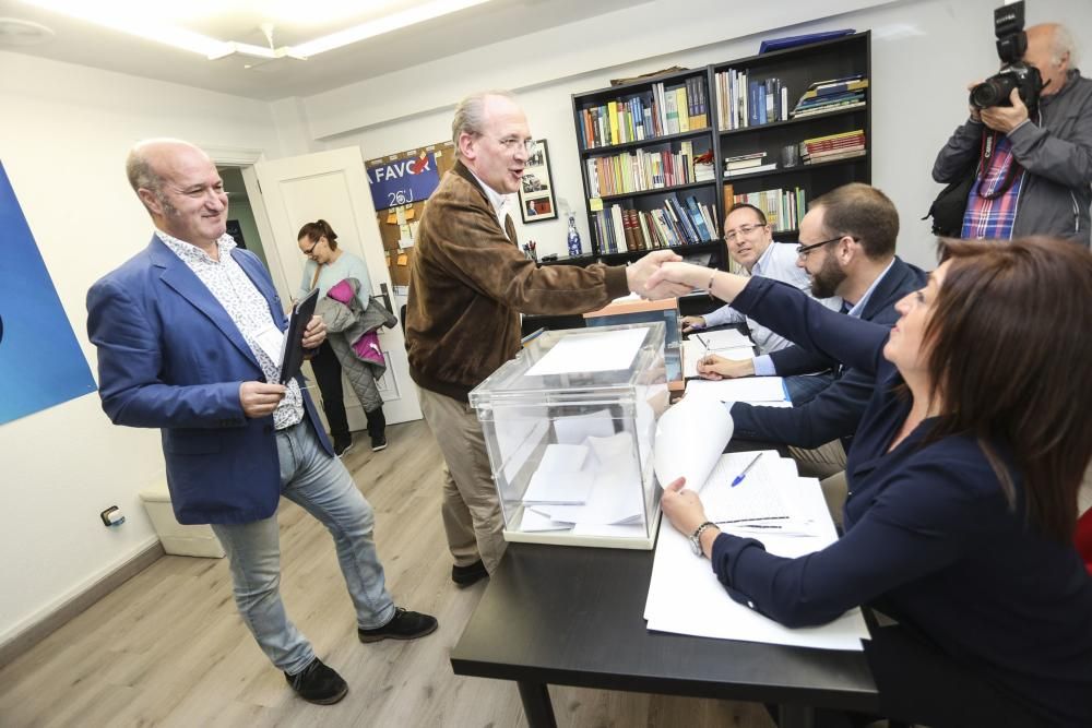 Mercedes Fernandez vota en la sede regional del PP.