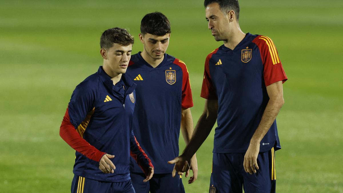 FIFA World Cup Qatar 2022 - Spain Training. Gavi, Pedri y Busquets, los centrocampistas del Barça, en el último entrenamiento.