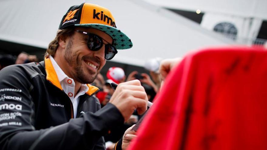 Fernando Alonso firmando autógrafos en Montreal.