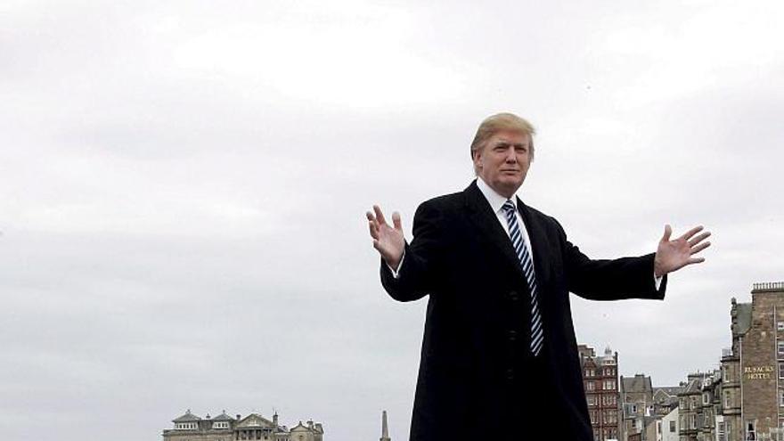 Fotografía fechada el 28 de abril de 2006 que muestra al magnate estadounidense Donald Trump posando sobre el puente &quot;Swilken&quot; en el campo de golf de St. Andrews, en Escocia, Reino Unido. Trump recibió el definitivo visto bueno para construir en Escocia &quot;el mayor campo de golf del mundo&quot;.