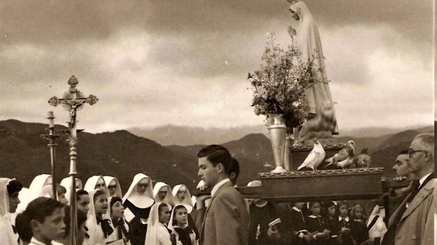 La Virgen de Fátima dando la bendición a los cuatro puntos cardinales de Gran Canaria desde la montaña de San Matías. | | LP/DLP