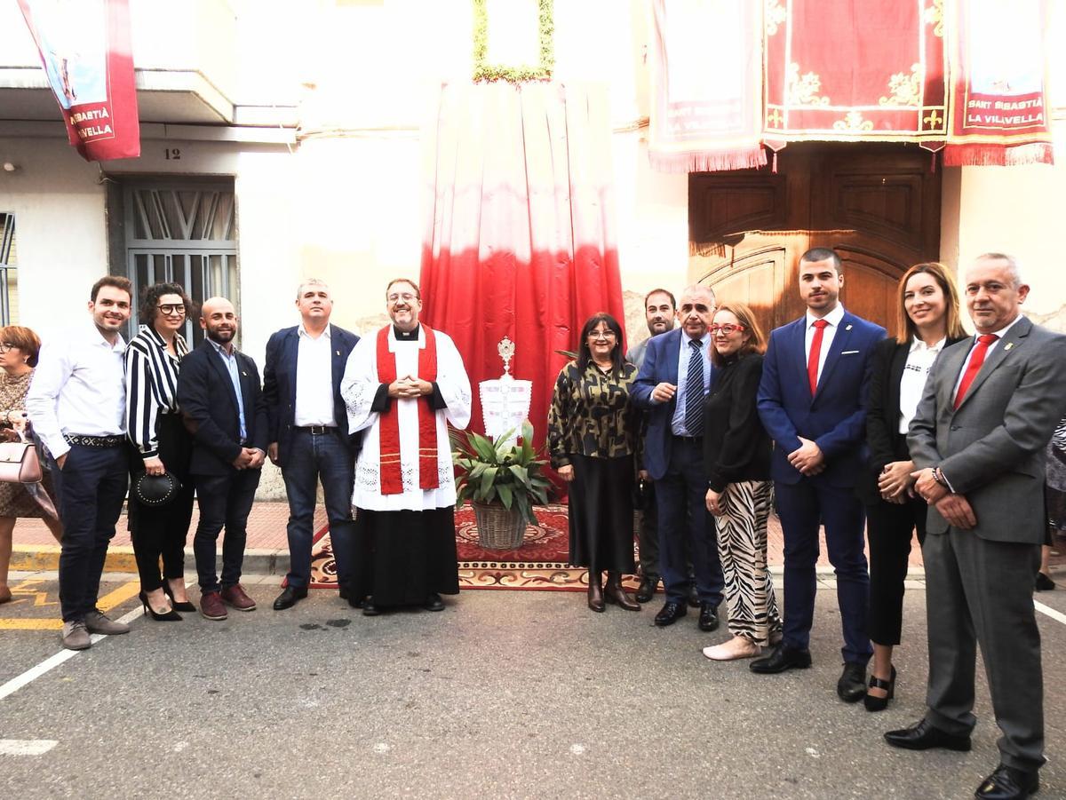 Las autoridades municipales junto al párroco durante la celebración del 160º aniversario de la llegada de la reliquia.