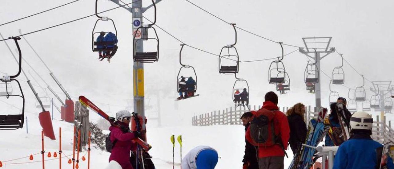 Turistas en la nieve en la estación de Valgrande-Pajares.