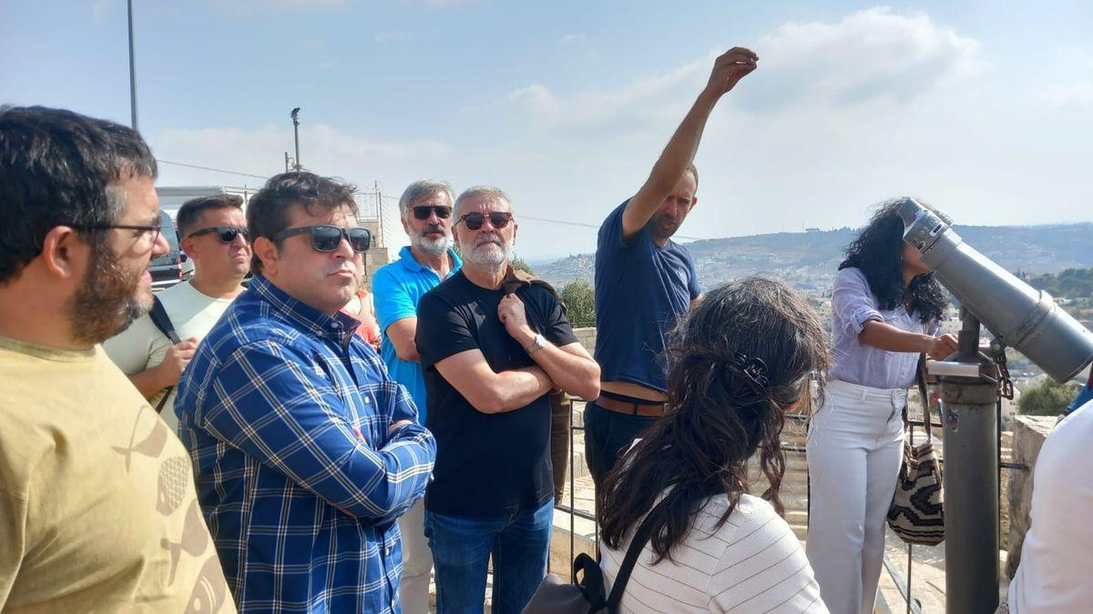 Josep Ferrà y Vicens Vidal en Cisjordania junto a toda la delegación parlamentaria.