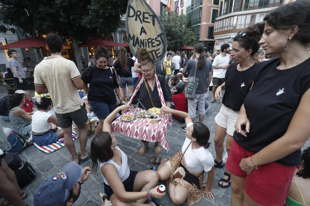 El Col·lectiu Brunzit llama a cenar de pie en la plaza de Cort para protestar por el veto de Cort a su Sopar a la Llesca
