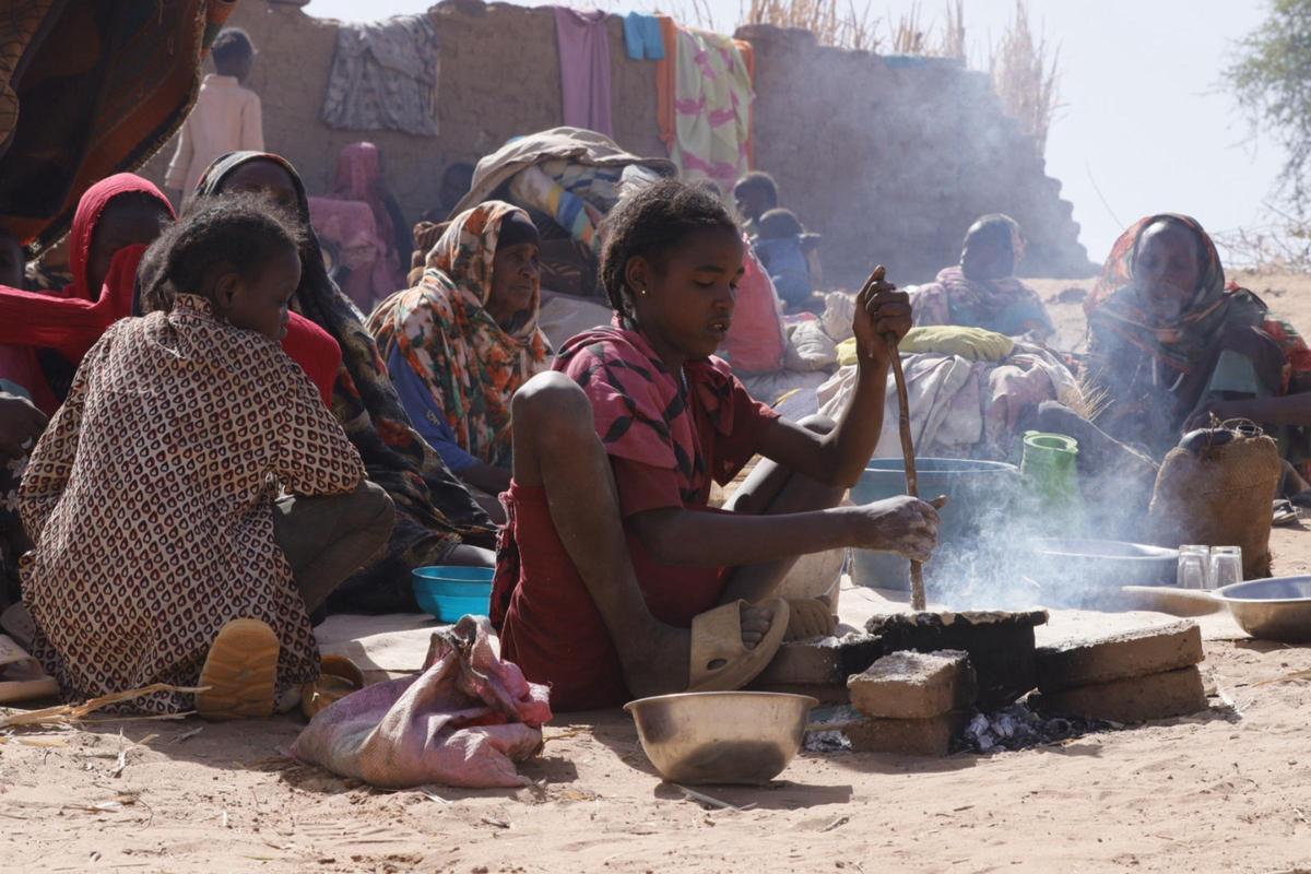 2/07/2025 EL FASHER (SUDÁN), 11 de julio de 2025 – Una niña prepara comida en un campamento de desplazados en El Fasher, región de Darfur del Norte, Sudán, el 9 de julio de 2025. El Fondo de las Naciones Unidas para la Infancia (UNICEF) informó el viernes que el número de niños que padecen desnutrición aguda grave (DAG) en la región de Darfur del Norte, Sudán, se ha duplicado como consecuencia del conflicto militar que asola el país.