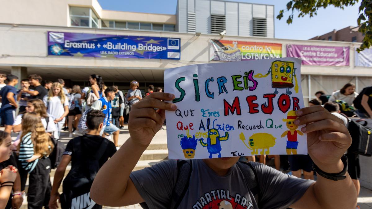 Los estudiantes confeccionaron carteles contra el bullying y el racismo