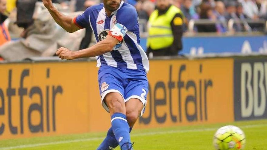 Manuel Pablo golpea el balón en el partido de ayer.