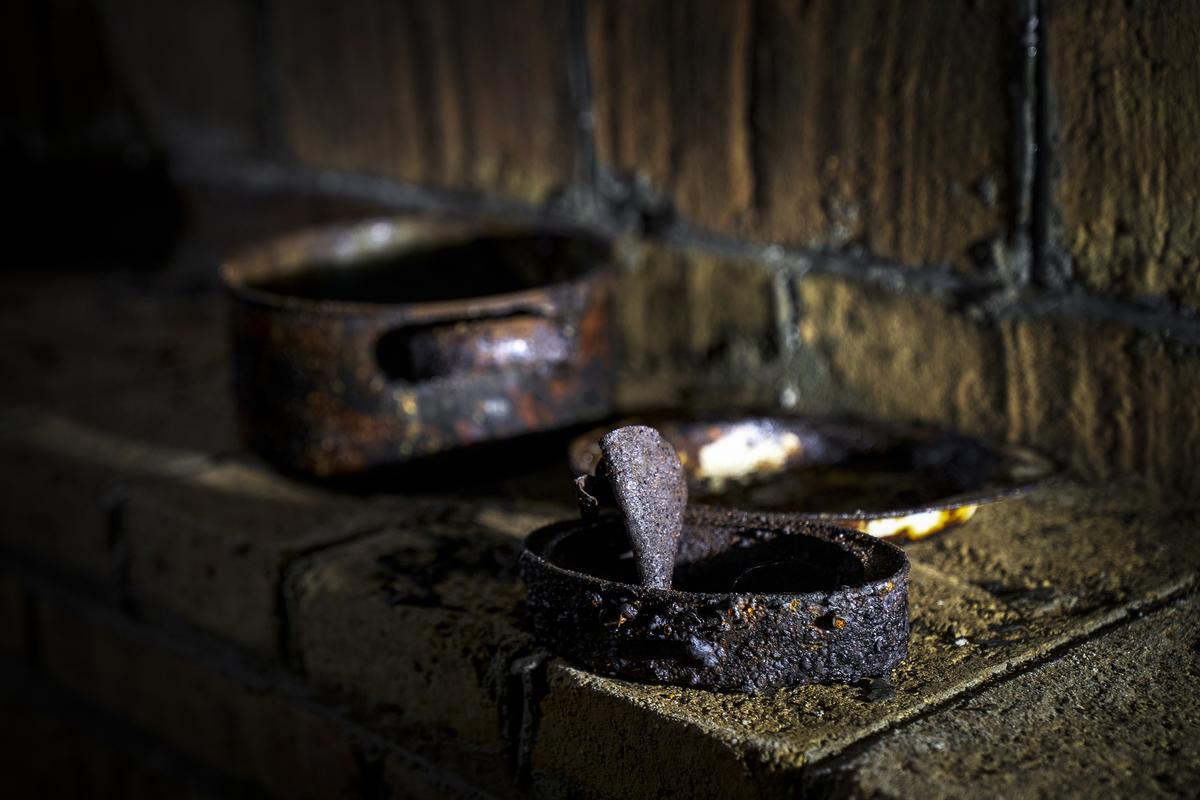 Utensilios de cocina oxidados tras 85 años en el refugio del pasaje Simó. 