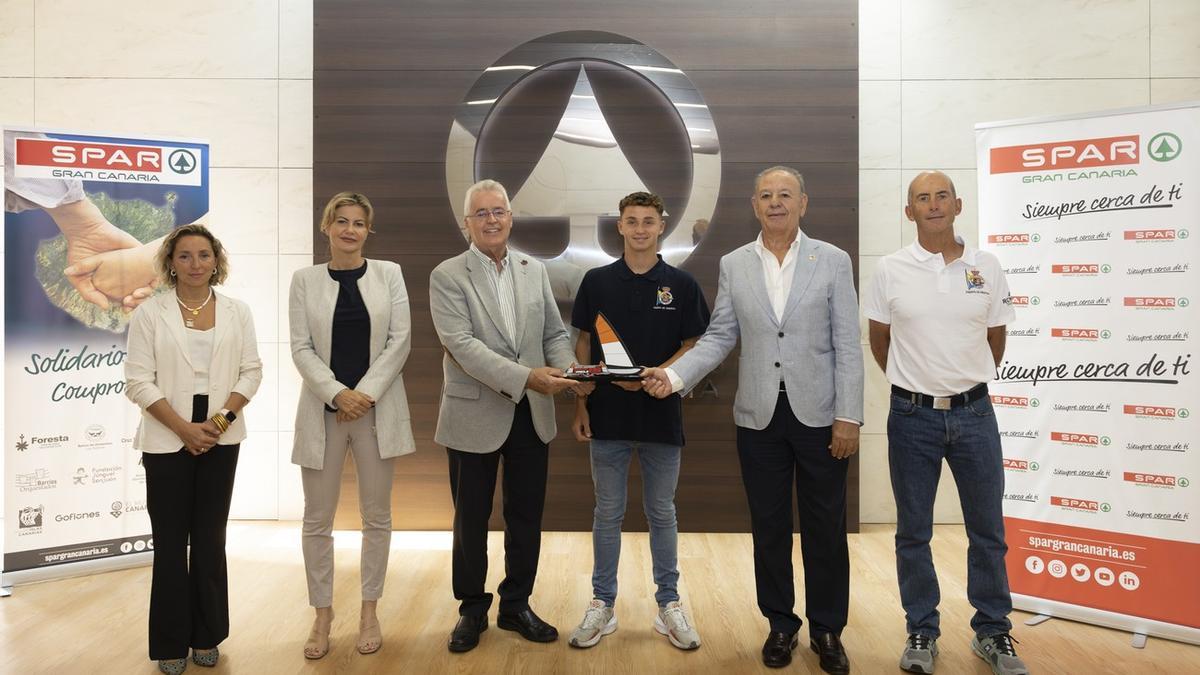 La directiva de SPAR Gran Canaria junto al ganador de la beca, su familia y su entrenador.