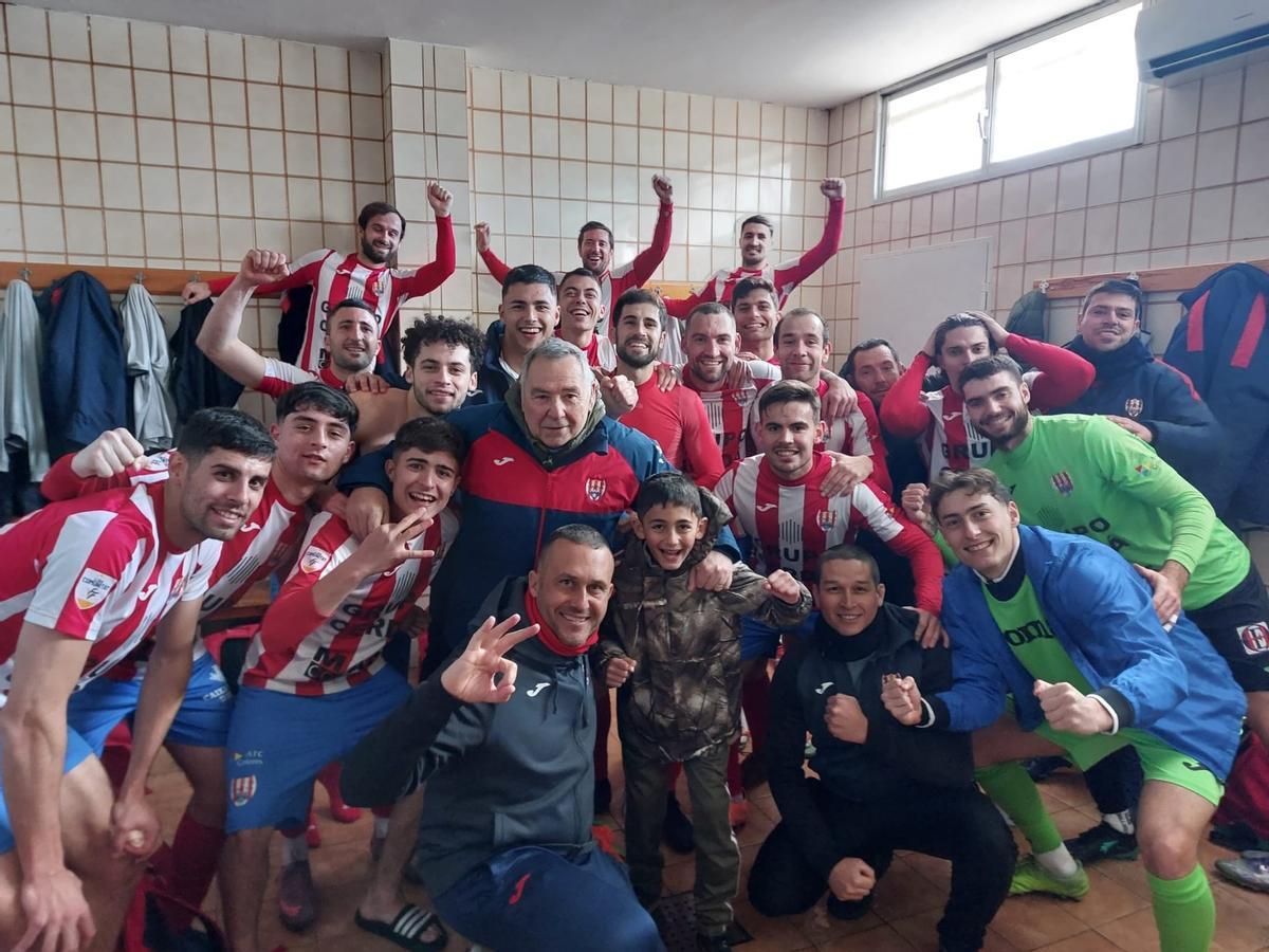 Alegría en el vestuario del CD Onda tras su triunfo cosechado en el campo del Requena.
