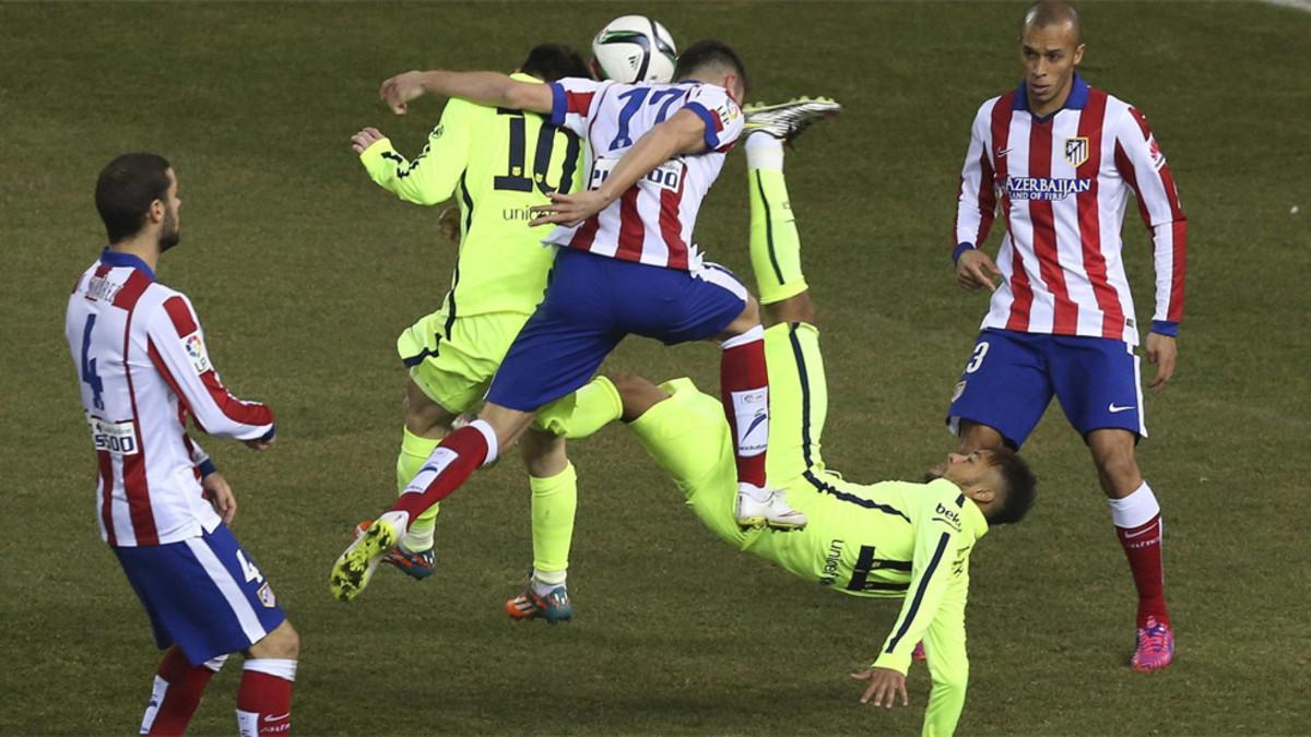 Saúl (centro) disputa el balón entre Neymar y Messi durante el partido de vuelta de los cuartos de final de la Copa del Rey 2014/2015 disputado en el estadio Vicente Calderón