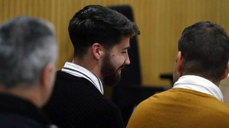 Jesús Escudero, a la izquierda, sonríe a José Ángel Prenda, sentado a su lado, en la sala de la Audiencia de Córdoba donde se celebra el juicio por abusos sexuales en Pozoblanco en 2016.