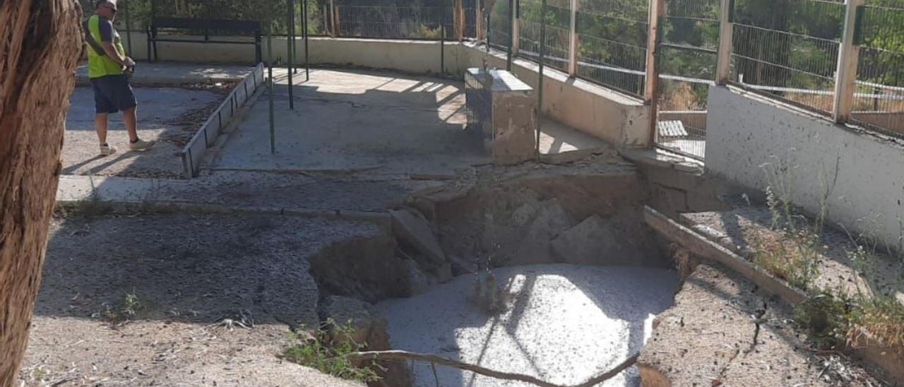 La pista de petanca de Porfirio Pascual, durante la reparación del socavón. | INFORMACIÓN