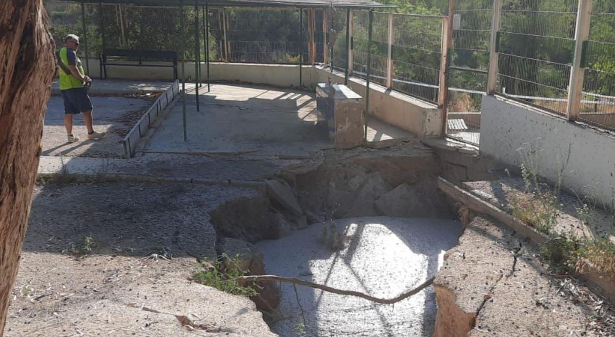 La pista de petanca de Porfirio Pascual, durante la reparación del socavón. | INFORMACIÓN