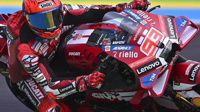 Un inmenso socavón en Brasil no impide el primer triunfo de Márquez