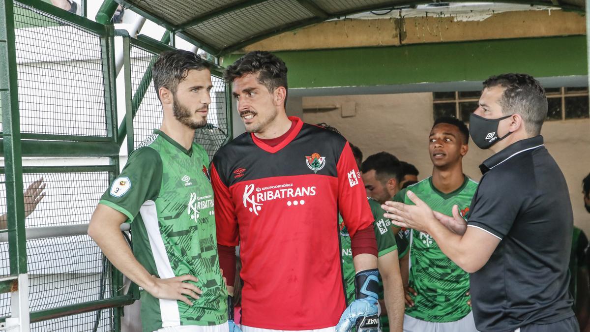 Rubén  y Bernabé, charlando antes del último partido. Seguirán siendo capitanes del equipo.