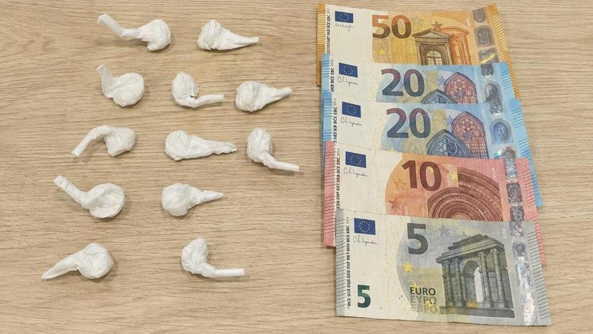 La droga i els diners intervinguts durant l'actuació de la Policia Local a Platja d'Aro.