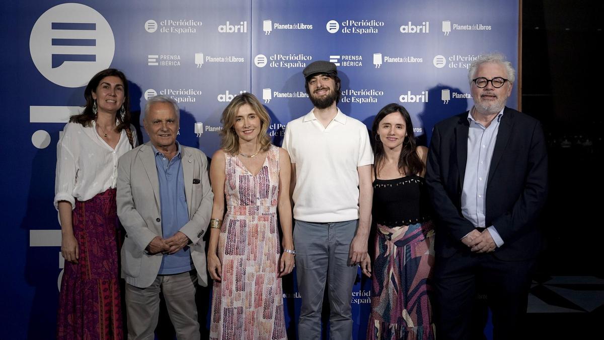 De izquierda a derecha, Ofelia Grande, directora de Ediciones Siruela; el escritor y periodista Juan Cruz; Ainhoa Moll, directora editorial y adjunta a la Presidencia de Prensa Ibérica; el escritor David Uclés; Idoia Moll, consejera de Prensa Ibérica y directora editorial de ALBA, y Alex Sàlmon, director de ‘abril’.