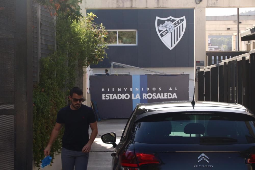 Desde las 9h de la mañana, jugadores, cuerpo técnico y personal del Málaga CF han ido pasando por el estadio de La Rosaleda para someterse a las pruebas de detección del Covid-19.