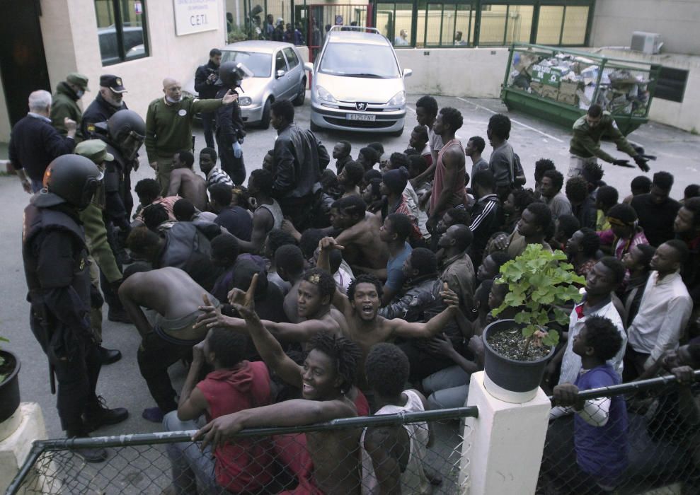 Unos 400 inmigrantes entran en Ceuta saltando la valla