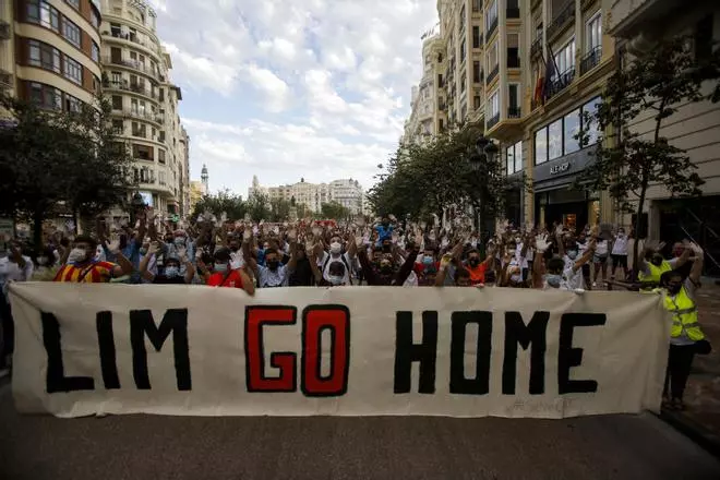 Un centenar de valencianistas protesta contra Lim con guantes blancos