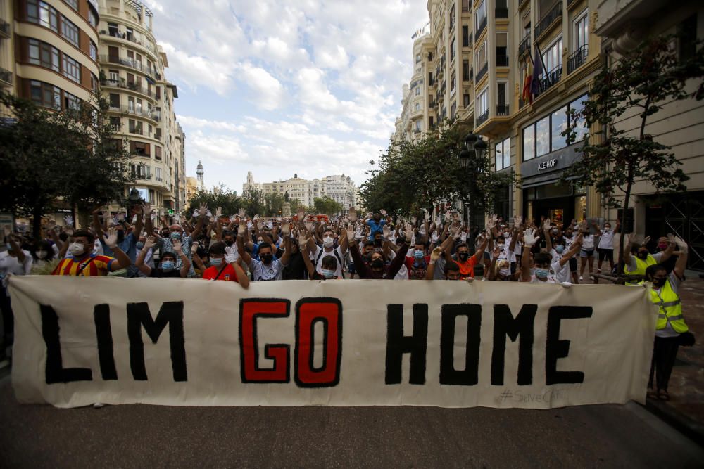 Así fue la manifestación contra Peter Lim en València