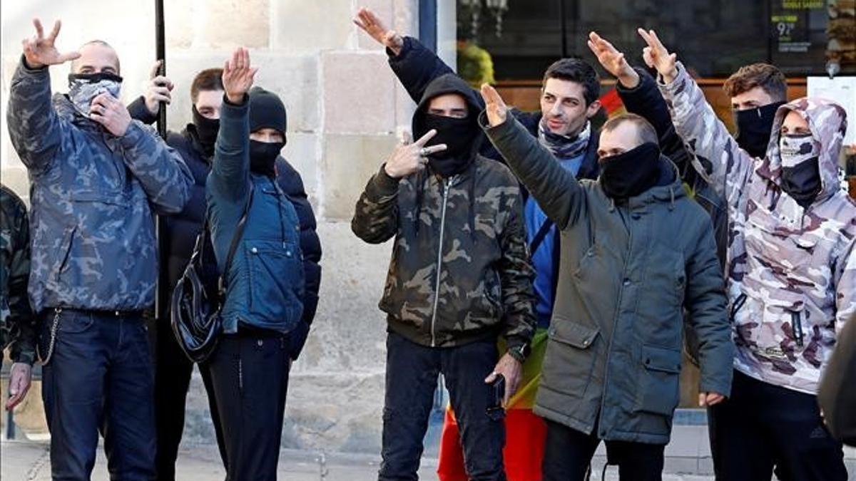 Asistentes al acto de Vox en Barcelona  realizan saludos fascistas durante el acto, en la plaza Sant Jaume, en diciembre del 2020. / EFE Alberto Estevez