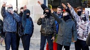 Asistentes al acto de Vox en Barcelona  realizan saludos fascistas durante el acto, en la plaza Sant Jaume, en diciembre del 2020. / EFE Alberto Estevez