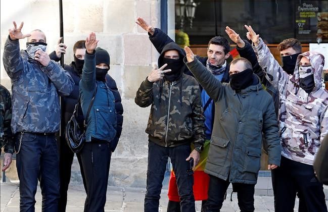 Asistentes al acto de Vox en Barcelona  realizan saludos fascistas durante el acto, en la plaza Sant Jaume, en diciembre del 2020. / EFE Alberto Estevez