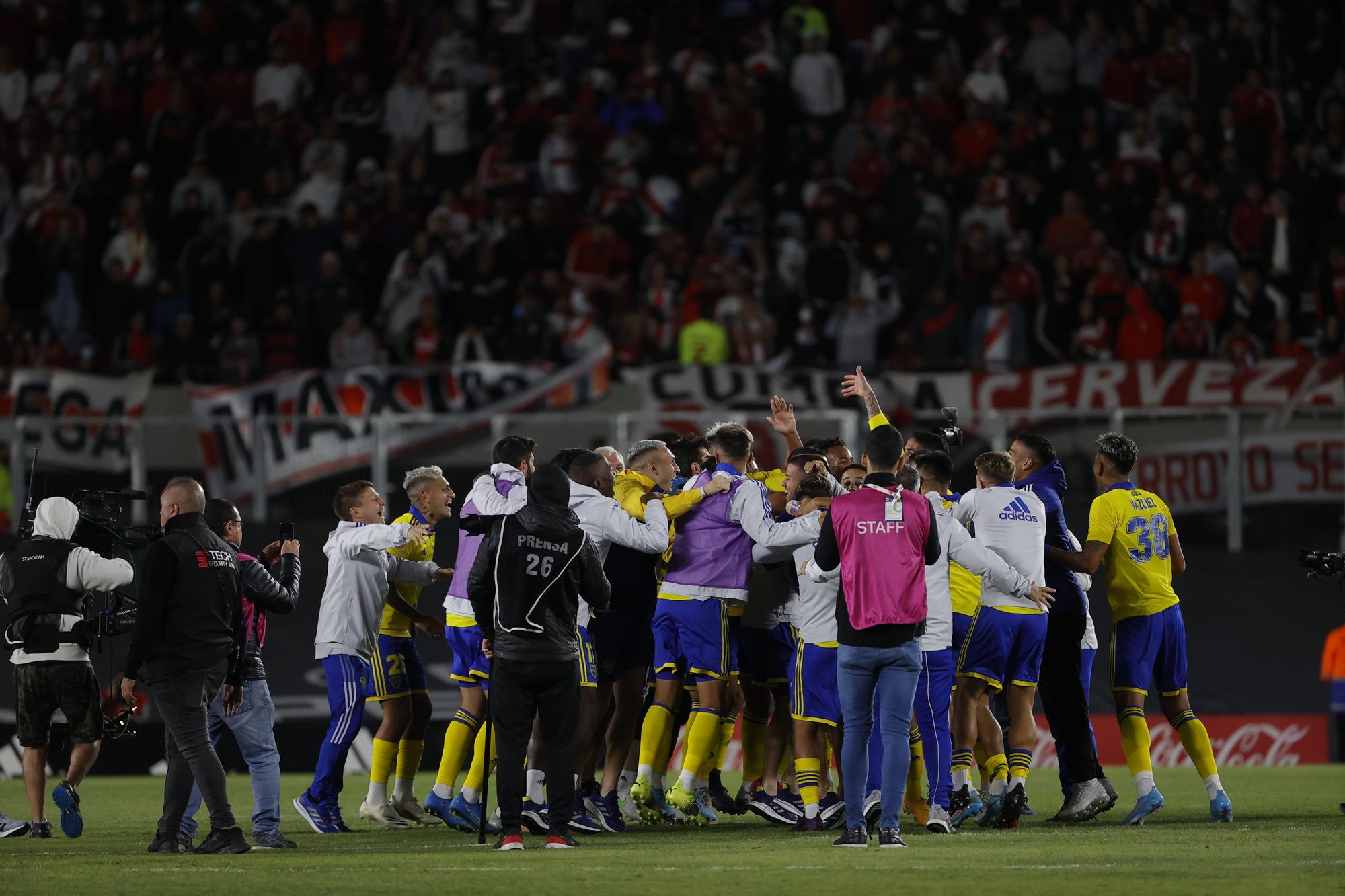 Jugadores de Boca celebran la victoria en el Superclásico | EFE