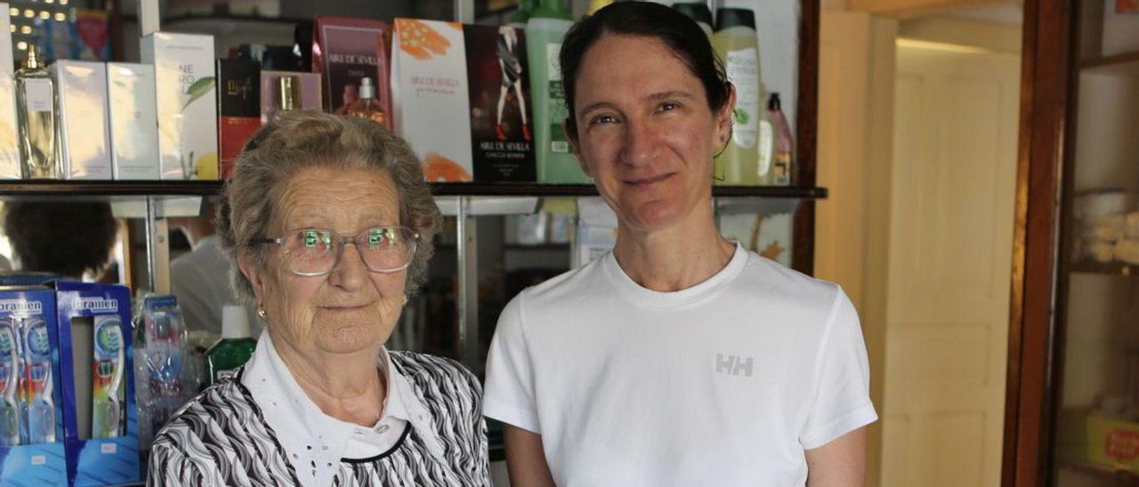 Arriba, Balbina e María José na droguería, á dereita Xonxa no estanco, e á esquerda, Ángeles tras a barra da taberna de Dúas Igrexas.