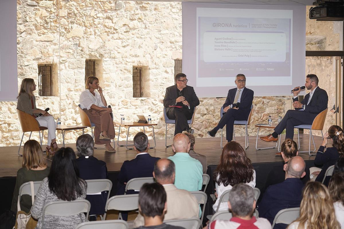 Irene Elias, Bàrbara Hallé, Oriol Puig, Agustí Codina, i Yassine Bouallala, durant la taula rodona.