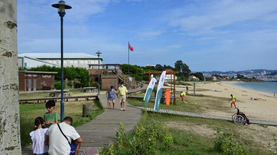 Bandera roja en la playa de Rodeira el pasado fin de semana, con prohibición de bañarse. |   // G.NÚÑEZ