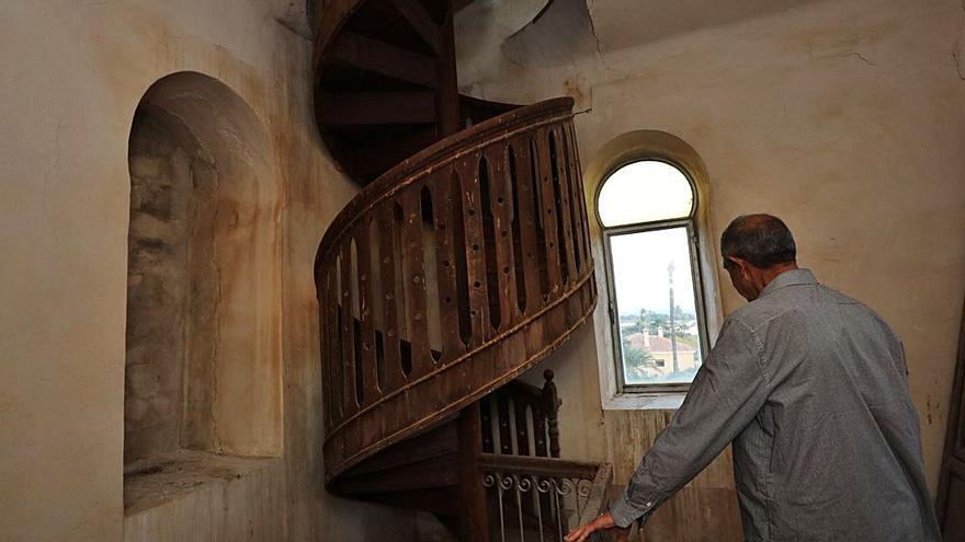 Escalinata de madera centenaria en la Torre de San Matías.