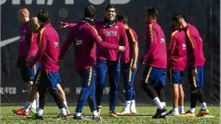 Suárez fa broma amb Turan i Neymar durant l&#039;entrenament d&#039;ahir.