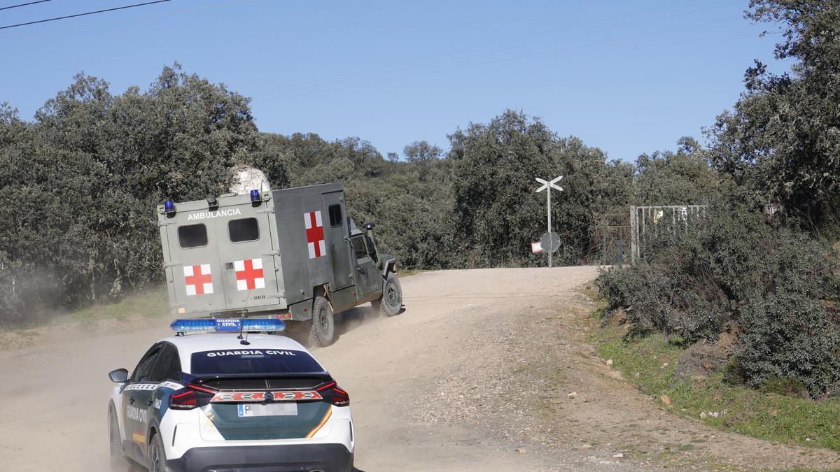 Una ambulancia y un coche de la Guardia Civil acceden a la base de Cerro Muriano.